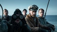 Das Boot – v.r.) Plan, U-822 mitsamt des Enigma-Chiffriergeräts den Amerikanern zu übergeben, ist aufgeflogen. Die deutsche Kriegsmarine hat ein weiteres U-Boot entsandt, um ihn zu jagen. Hinrich Laudrup (Robert Stadlober, l.), und Frank Strasser (Leonard Scheicher, r.) sind in die Pläne ihres Kapitäns eingeweiht.