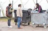 jerks. – Als Fahri (l.) und Christian (M.) Christians Ex Josie (Joanna Kitzl, r.) in einem Müllcontainer treffen, will sie ihn unbedingt wiedersehen. Ihr gemeinsames Dinner endet allerdings im Desaster ...