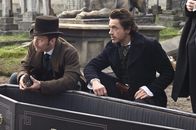 Sherlock Holmes – Das Böse ist einfach nicht totzukriegen: Sherlock Holmes (Robert Downey Jr., r.) und Dr. Watson (Jude Law, l.) ...