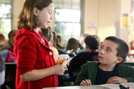 The Middle – Brick (Atticus Shaffer, r.) hat eine Freundin, Olivia (Lexi Jourden, l.). Sie ist zwar ganz süß, doch kommandiert sie ihn nur herum. Brick sucht deshalb Rat bei seinem großen Bruder - doch ist das eine gute Idee?; Brick (Atticus Shaffer, r.) hat eine Freundin, Olivia (Lexi Jourden, l.). Sie ist zwar ganz süß, doch kommandiert sie ihn nur herum. Brick sucht deshalb Rat bei seinem großen Bruder - doch ist das eine gute Idee?