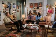 How I Met Your Father – (v.l.n.r.) Robert (John Corbett); Swish (Michael Cimino); Valentina (Francia Raisa); Sophie (Hilary Duff)