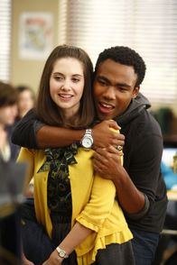 Community – Während Annie (Alison Brie, l.) eine Kampagne gegen Geschlechtskrankheiten vorbereitet, muss Troy (Donald Glover, r.) einsehen, dass Abed ein besserer Athlet ist ...