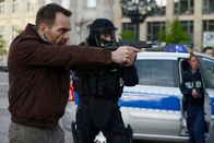 Steig. Nicht. Aus! – Kommissar Fritz Drache (Aleksandar Jovanovic) hat mit seinen Leuten das Fahrzeug Brendts umstellt.