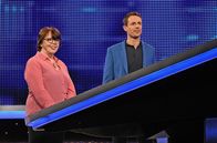 Gefragt - Gejagt – Moderator Alexander Bommes (r.) mit der Kandidatin Uschi Batscheider (l.).