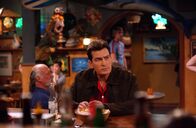 Two and a Half Men – Gespannt wartet Charlie (Charlie Sheen) auf seine ehemalige Freundin Jill ...