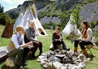 Winnetous Weiber – Simone (Teresa Weißbach, li.), Gabriele (Floriane Daniel, 2. v. li.), Nora (Josephin Busch) und Maren Bogner (Nina Kronjäger, r.) campen im Indianerdorf.