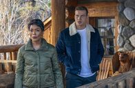 9-1-1 Notruf L.A. – Athena Grant (Angela Bassett, l.); Evan "Buck" Buckley (Oliver Stark, r.)
