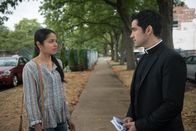 The Exorcist – Das Verhältnis zwischen Jessica (Mouzam Makkar, l.) und Pater Tomas (Alfonso Herrera, r.) sorgt vor allem bei Tomas für einige Gewissensbisse und das ausgerechnet, während er sich voll und ganz auf den Dämon konzentrieren sollte ...