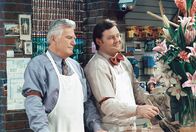 Dharma & Greg – In Gregs Albtraum arbeiten Ed (Mitch Ryan, l.) und Pete (Joel Murray, r.) gemeinsam in einem Lebensmittelgeschäft ...