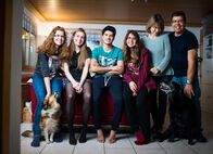 SRF bi de Lüt – Gruppenbild: Céline Müller, Léonie Müller, Tanweer Saleh, Joëlle Müller, Béatrice Müller und Urs Müller