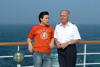 Das Traumschiff – Schiffsarzt Dr. Schröder (Horst Naumann, r.) hat seinen Patensohn, den jungen Astrophysikstudenten Paul (Franz Dinda, l.), aufs Traumschiff eingeladen.
