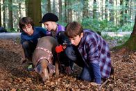 Tiere bis unters Dach – Pawel (Moritz Knapp), Nelly (Jule-Marleen Schuck) und Gustav (Nikolaj Wolf) wollen mit dem Minischwein im Wald TrĂĽffel suchen.Â