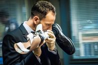 Elementary – Er schreckt vor nichts zurück: Um Hinweise zu bekommen, schnuppert Sherlock Holmes (Jonny Lee Miller) auch schon mal an der Prothese eines Verdächtigen ...