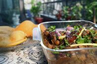Stadt Land Kunst – In Neu-Delhi bereitet Simran frittiertes Brot mit Kichererbsen zu.