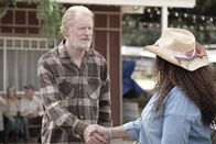 Bless This Mess – Rudy (Ed Begley Jr., l.); Constance (Pam Grier, r.)