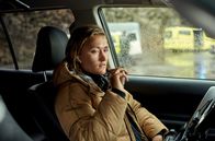 Kommissar Wisting – Wistings Tochter Line (Thea Green Lundberg) begleitet die riskante Aktion als Videojournalistin.