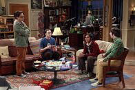 The Big Bang Theory – Als sich Leonard (Johnny Galecki, l.) mit seinem früheren Mitschüler Jimmy trifft, wollen Sheldon (Jim Parsons, 2.v.l.), Raj (Kunal Nayyar, 2.v.r.) und Howard (Simon Helberg, r.) ihn als moralische Unterstützung begleiten ...