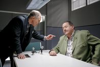 Die Rosenheim-Cops – Hat der impulsive Amerikaner Derek Portman (Peter Gilbert Cotton, li.) etwas mit dem Mord zu tun? Er reagiert gegenüber Kommissar Korbinian Hofer (Joseph Hannesschläger) sehr aufgebracht.