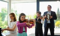 Seit du da bist – Clara (Martina Gedeck, l.), Lilia (Allegra Tinnefeld), Bertschi (Robert Palfrader, r.).