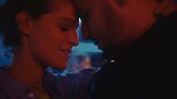 L'Opéra - Dancing in Paris – Zoé (Ariane Labed) und Idir (Mehdi Djaadi) kommen sich bei Feiern in Clubs immer näher. Doch es dauert nicht lange, bis Idir erkennt, dass Zoé nur über etwas hinwegtäuschen will.