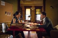 Elementary – Ermitteln in einem neuen Fall: Sherlock Holmes (Jonny Lee Miller, r.) und Joan Watson (Lucy Liu, l.) ...
