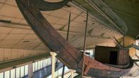 Wunderbauten der Geschichte – Sie sollte den verstorbenen Pharao sicher ins Jenseits bringen: Die Sonnenbarke des Cheops. Heute ist sie im Großen Ägyptischen Museum in Gizeh zu besichtigen.