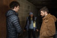Die Bergretter – Nach Monaten taucht Björn Müller (Philip Birnstiel, r.) bei seinem Freund und Geschäftspartner Philipp Wolf (Martin Bruchmann, l.) auf. Doch auch Vanessa Hellwig (Yasemin Cetinkaya, M.) entgeht seine Veränderung nicht.