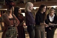 Ocean's Eight – Nine Ball (Rihanna, l.), Amita (Mindy Kaling, 2.v.l.), Lou (Cate Blanchett, M.), Debbie Ocean (Sandra Bullock, 2.v.r.) und Rose Weil (Helena Bonham Carter, r.) begutachten die Diamantcollier-Attrappe aus dem 3-D-Drucker.