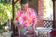 Zu Tisch ... – Bojana Ianculovici bereitet eine typisch rumänische Fischsuppe zu, die fast immer zusammen mit Maisbrei gegessen wird.