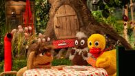 Unser Sandmännchen – Schnatterinchen wartet auf ihre Freunde, um Karten zu spielen.