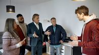 Lenßen übernimmt – Ben Handke (2.v.l.); Ingo Lenßen (3.v.l.)
