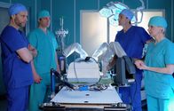 In aller Freundschaft – Während der neue OP-Roboter bei Dr. Martin Stein (Bernhard Bettermann, 2.v.re.) und Dr. Kathrin Globisch (Andrea Kathrin Loewig, re.) auf regelrecht verspielte Begeisterung trifft, müssen Chefarzt Dr. Kai Hoffmann (Julian Weigend, li.) und Dr. Brentano (Thomas Koch, 2.v.li.) dafür sorgen, dass der Alltag in der Sachsenklinik weitergeht. Dr. Stein muss weiterhin auch ohne Roboter operieren und Dr. Globisch soll sich in robotergestützte OP-Techniken einarbeiten.
