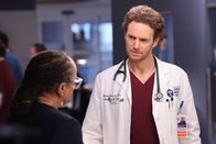 Chicago Med – Chicago Med Staffel 8 Folge 19 Hoffen auf eine gute Zukunft des Med: Marlyne Barrett als Maggie Lockwood, Nick Gehlfuss als Dr. Will Halstead Copyright: SRF/NBC Universal