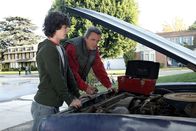 The Middle – Versuchen, einen alten Wagen wieder auf Vordermann zu bringen: Mike (Neil Flynn, r.) und Axl (Charlie McDermott, l.) ...