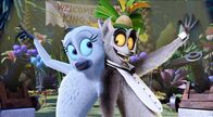King Julien – Ein Klassentreffen ist angesagt, und King Julien (re.) ist hocherfreut, seine alte Liebe Karen wiederzutreffen.