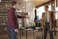 Brooklyn Nine-Nine – Jake Peralta (Andy Samberg, l.); Charles Boyle (Joe Lo Truglio, r.)