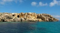 freizeit – Tuff-Steinbrüche vor der Insel Favignana. Seit der Antike wird hier Tuffstein gewonnen und direkt auf Schiffe verladen. Viele Gebäude und Kirchen sind aus diesem Baustoff entstanden.