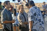 Hawaii Five-0 – Nachdem bei Steve (Alex O'Loughlin, l.) eingebrochen worden ist und dann auch noch seine Schwester entführt wurde, versucht er gemeinsam mit Danny (Scott Caan, M.), Chin und Kono alles, um sie zu finden. Doch wird Mamo (Al Harrington, r.) ihnen weiterhelfen können?; Nachdem bei Steve (Alex O'Loughlin, l.) eingebrochen worden ist und dann auch noch seine Schwester entführt wurde, versucht er gemeinsam mit Danny (Scott Caan, M.), Chin und Kono alles, um sie zu finden. Doch wird Mamo (Al Harrington, r.) ihnen weiterhelfen können?