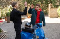 Sturm der Liebe – Theo (Lukas Leibe) ist strahlender Besitzer eines Rollers. (mit Komparse); ARD STURM DER LIEBE FOLGE 4312 Uhr im ERSTEN. Theo (Lukas Leibe) ist strahlender Besitzer eines Rollers. (mit Komparse)