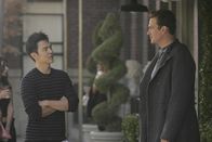 How I Met Your Mother – Während Barney eine schockierende Entdeckung macht, muss sich Marshall (Jason Segel, r.) überlegen, ob er ein Jobangebot von Jeff Coatsworth (John Cho, l.) annimmt ...