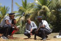 Death in Paradise – Dwayne (Danny John-Jules, l.), Camille (Sara Martins, 2. v. l.), Humphrey (Kris Marshall, 2. v. r.) und Fidel (Gary Carr, r.) suchen nach weiteren Spuren. Noch ist nicht klar, ob es Selbstmord oder Mord war.