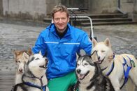 Kesslers Expedition – rbb Fernsehen KESSLERS EXPEDITION, TEIL 1, "So weit die Huskys laufen" Uhr. Michael Kessler zum ersten Mal auf Winterexpedition: Nach drei Expeditionen zwischen Früh- und Hochsommer, nach Kanutour auf der Spree, Eselwanderung an die Ostsee und Floßfahrt auf der Havel ist jetzt Schluss mit den kuscheligen Ausflügen. Der Rundfunk Berlin-Brandenburg (rbb) schickt Michael Kessler zum ersten Mal auf Winterexpedition! In 14 Tagen will Kessler mit seinem Hundequartett über 200 Kilometer zurücklegen. Am 2. Januar 2012 startete er in Potsdam-Babelsberg. Erst nach Abschluss der Dreharbeiten steht fest, ob die Sendung drei- oder vierteilig wird.