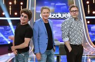 Quizduell-Olymp – Moderator Jörg Pilawa (M.) mit den Kandidaten des Teams „Comedy“: Die Comedians Atze Schröder (l.) und Paul Panzer (r.).