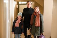 Der Alte – Für seine Tochter Johanna Bergmann (Lena Meckel, r.) und seine Enkelin Aurelia Bergmann (Mara-Sophie Schmidt, l.) nimmt sich Caspar Bergmann (Thomas Heinze, M.) immer Zeit.