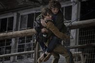 They Want Me Dead – Auf der Flucht vor Connorss Verfolgern seilt sich Hannah (Angelina Jolie) mit Connor (Finn Little) von dem durch einen Blitz zerstörten Feuerwachturm ab.