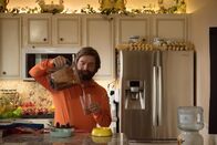 Baskets – Als sein Zwillingsbruder und seine Mutter nach Bakersfield zurückkehren, endet für Dale (Zach Galifianakis) seine Leidenszeit ...