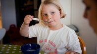 Die Ernährungs-Docs – Lotta fehlt das Sättigungsgefühl: Weil ihre Brüder gerne Schoko-Pops mögen, darf die Vierjährige auch eine kleine Portion. Doch wenn ihre Eltern sie nicht stoppen, würde sie immer weiter essen.