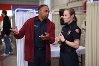 Station 19 – Station 19 Staffel 6 Folge 5 Am Kliniktag wird es hektisch auf der Wache 19: Jason George als Ben Warren, Danielle Savre als Maya Bishop Copyright: SRF/Motion Picture/2022 ABC Signature