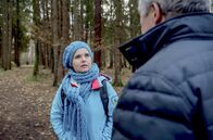 Sturm der Liebe – Melli (Bojana Golenac, l.) lehnt Andrés (Joachim Lätsch, r.) Angebot ab, sie auf ihre Wanderung zu begleiten.