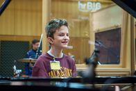 einfach Mensch – Mika fühlt sich als wäre er im "Paradies", wenn er mit anderen Musik machen darf. Dabei bewahrt sein Gehörschutz seine Ohren vor der überwältigenden Lautstärke des Orchesters.